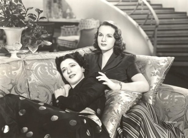Kay Francis and Deanna Durbin are mother and daughter in this musical. (Image via kayfrancisfilms.com)